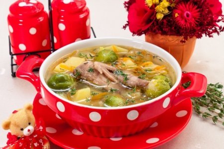 Суп с перепелами, брюссельской капустой и картофелем