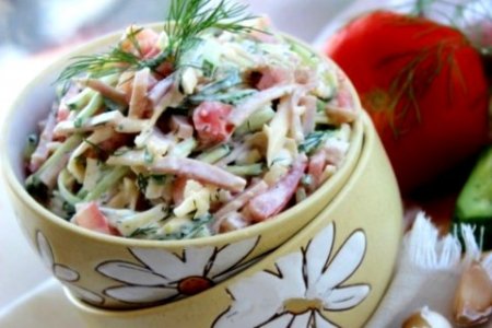 Салат из ветчины, томатов, огурцов и сыра.