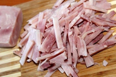 Салат из ветчины, томатов, огурцов и сыра.