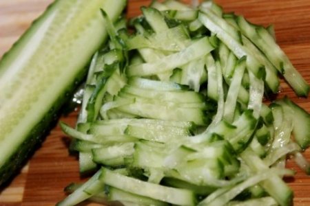 Салат из ветчины, томатов, огурцов и сыра.