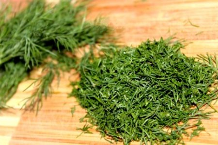 Салат из ветчины, томатов, огурцов и сыра.