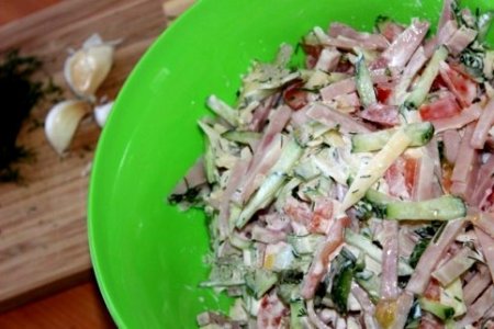 Салат из ветчины, томатов, огурцов и сыра.