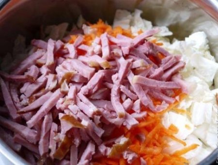 Салат из пекинской капусты с ветчиной