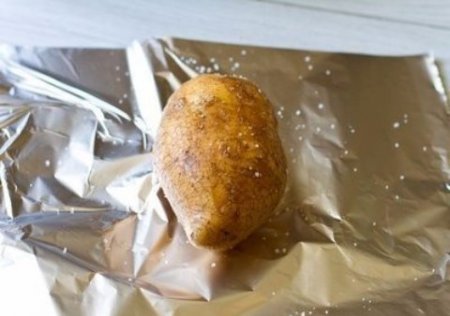 Печеный картофель с селедочным соусом.