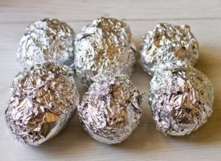 Печеный картофель с селедочным соусом.