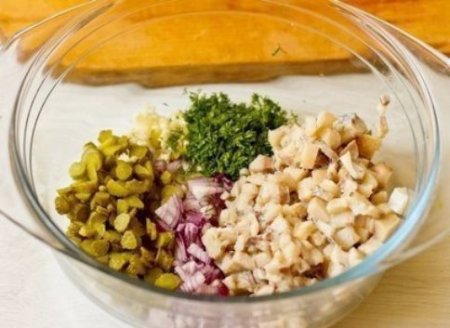 Печеный картофель с селедочным соусом.