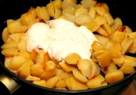 Картофель жареный со сметаной