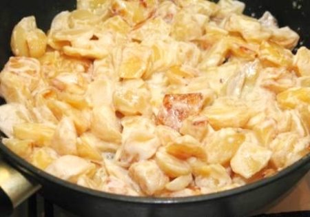 Картофель жареный со сметаной