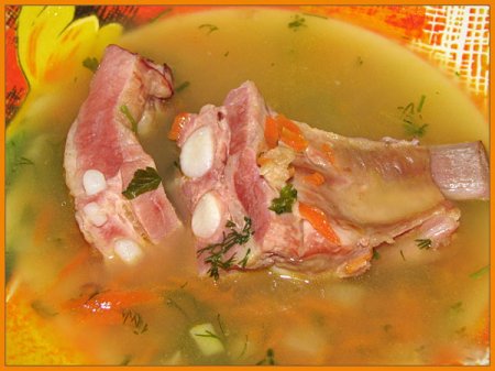 Суп гороховый с копчеными ребрышками