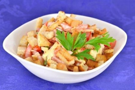 Салат из помидор с варено-копченой грудинкой, сыром и сухариками.
