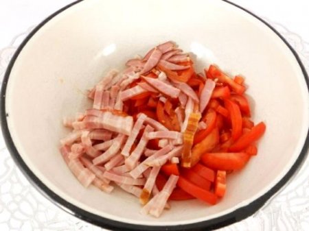Салат из помидор с варено-копченой грудинкой, сыром и сухариками.