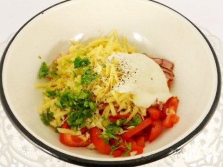 Салат из помидор с варено-копченой грудинкой, сыром и сухариками.