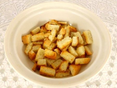 Салат из помидор с варено-копченой грудинкой, сыром и сухариками.