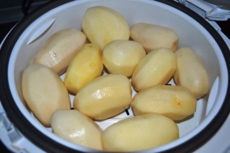 Картофель, фаршированный копченой курицей и овощами  под сыром  в мультиварке