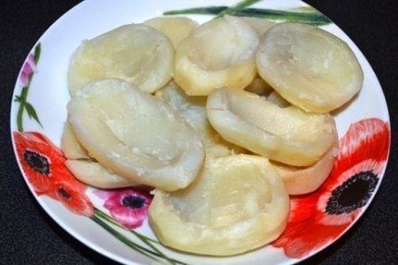 Картофель, фаршированный копченой курицей и овощами  под сыром  в мультиварке