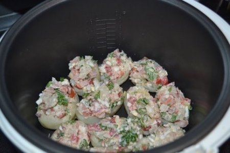 Картофель, фаршированный копченой курицей и овощами  под сыром  в мультиварке