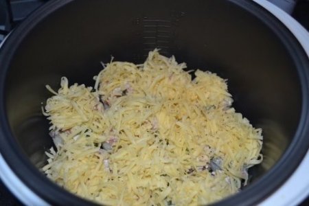 Картофель, фаршированный копченой курицей и овощами  под сыром  в мультиварке