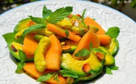 Салат из дыни и авокадо