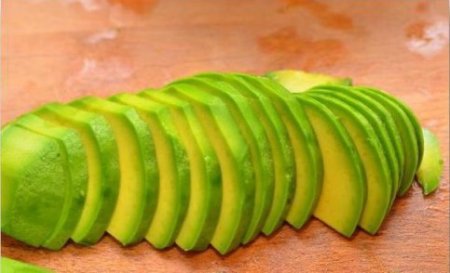 Салат из дыни и авокадо