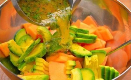 Салат из дыни и авокадо