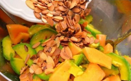 Салат из дыни и авокадо