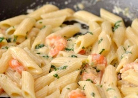 Паста с креветками в чесночно-сливочном соусе