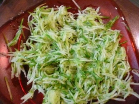 Соус из огурцов с зеленью и чесноком 