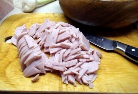 Салат овощной с сыром и ветчиной