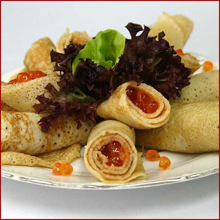 Блины с красноватой рыбой и икрой