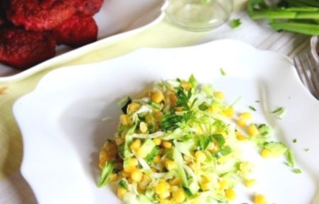 Салат с капустой, огурцами и кукурузой