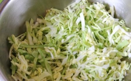 Салат с капустой, огурцами и кукурузой