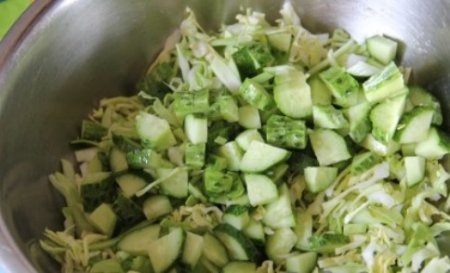 Салат с капустой, огурцами и кукурузой