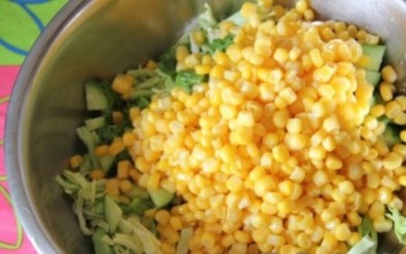 Салат с капустой, огурцами и кукурузой