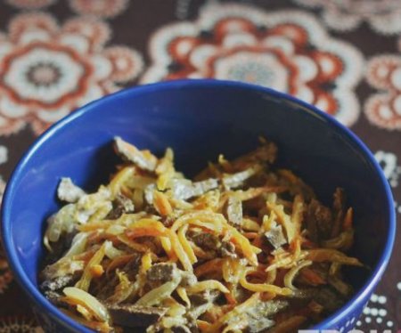 Салат с морковью и печенкой