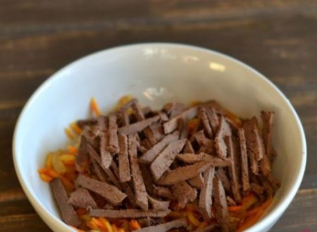 Салат с морковью и печенкой