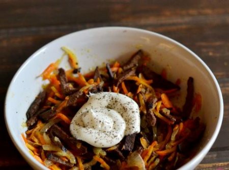 Салат с морковью и печенкой