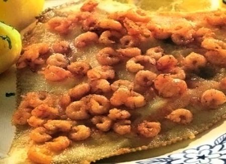 Жареная камбала с креветками