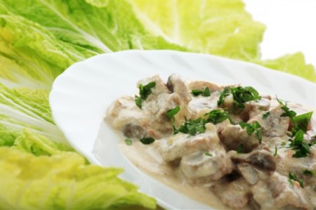 Грибы с луком в сливках.