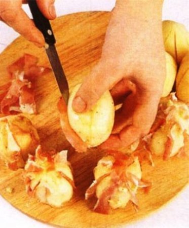 Картофель запеченный в фольге с сыром и ветчиной