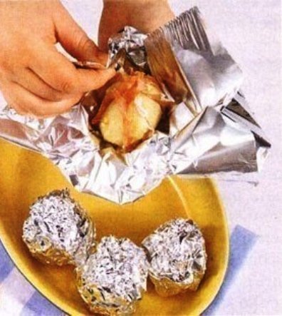 Картофель запеченный в фольге с сыром и ветчиной