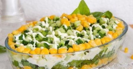Салат с кукурузой и щавелем.