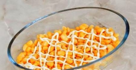 Салат с кукурузой и щавелем.