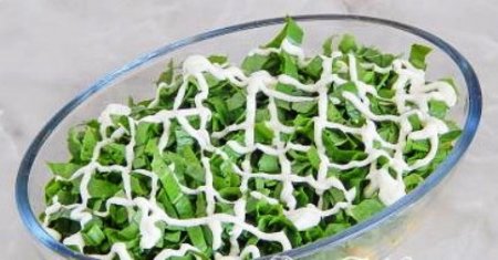 Салат с кукурузой и щавелем.