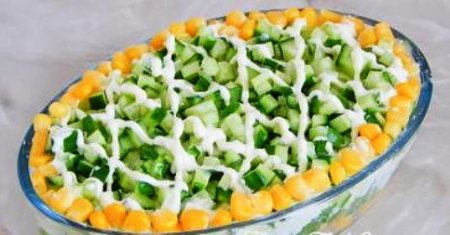 Салат с кукурузой и щавелем.