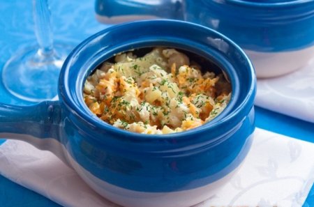 Горшочки с рыбой и картофелем