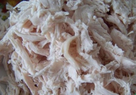 Салат-закуска с курицей и кедровыми орехами