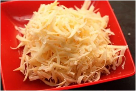 Салат-закуска с курицей и кедровыми орехами