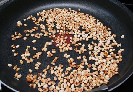 Салат-закуска с курицей и кедровыми орехами