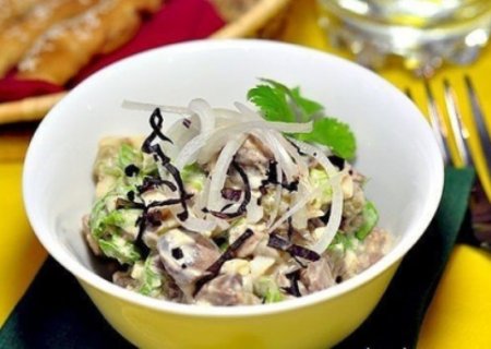 Салат из куриной печени.