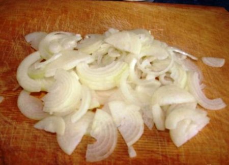 Салат из куриной печени.